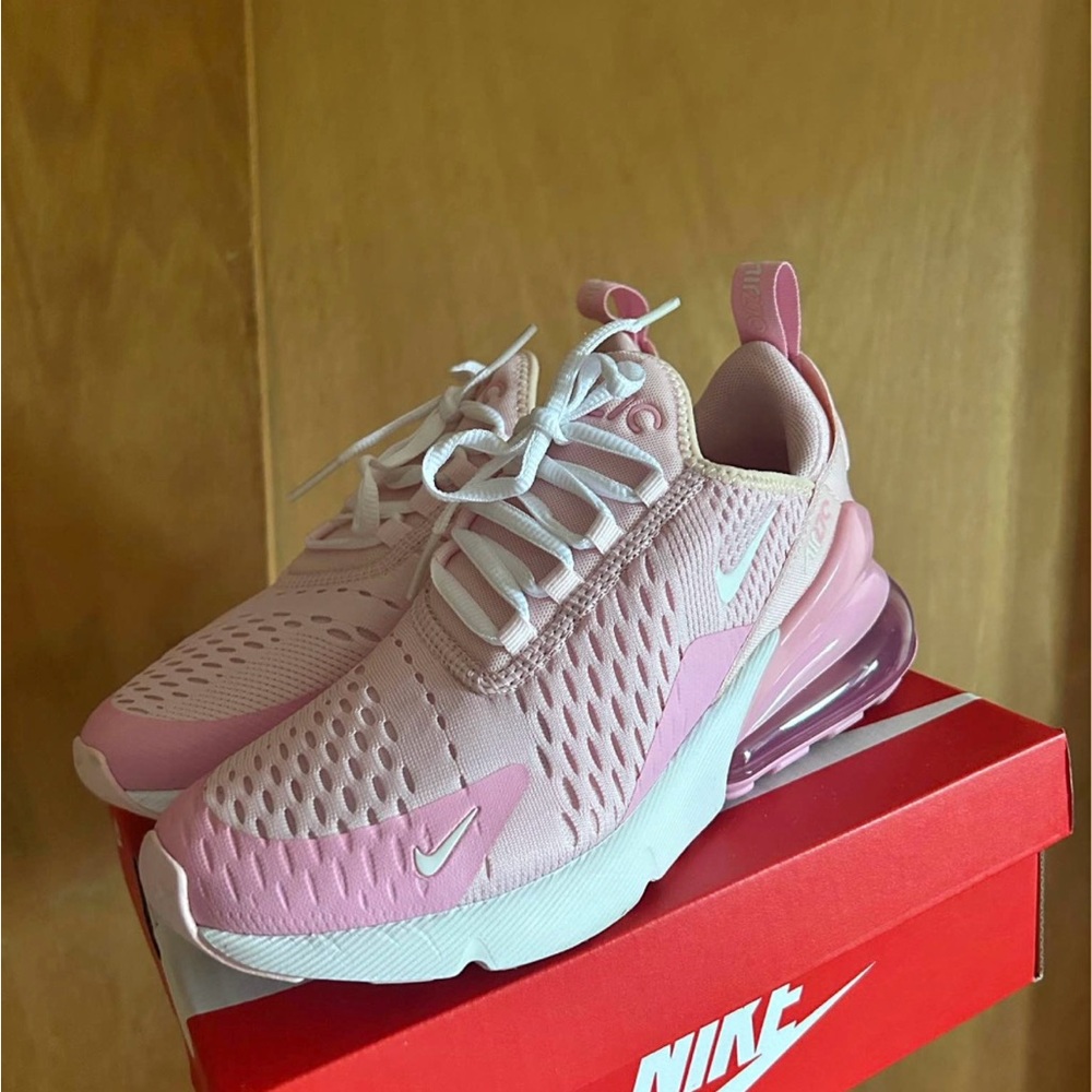 Nike Air Max 270 in Pink and White
